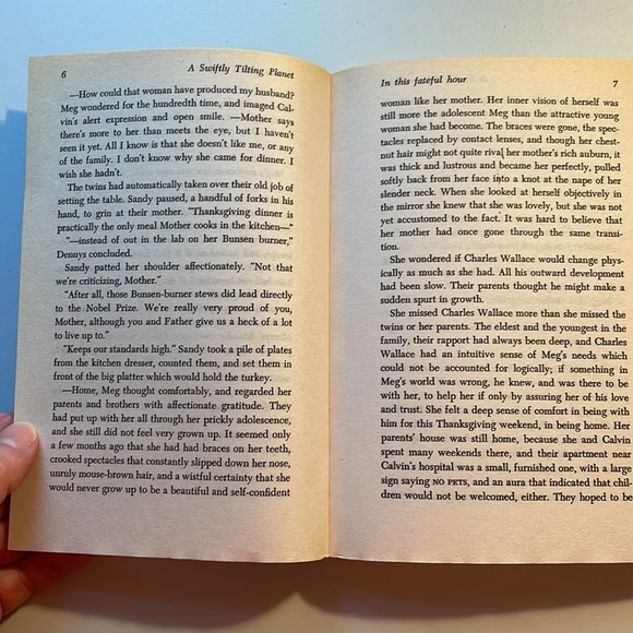 📚2/$6 A Swiftly Tilting Planet #3 in the Time Quintet Series - Picture 11 of 12